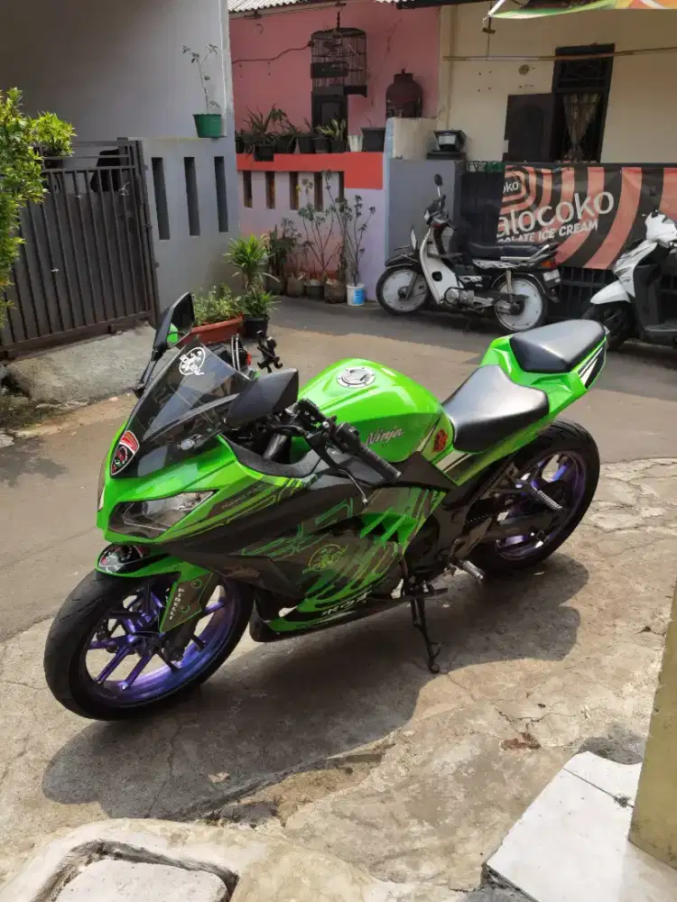 Di jual murah di bawah harga pasaran, karna lagi BU . Harga bisa NEGO