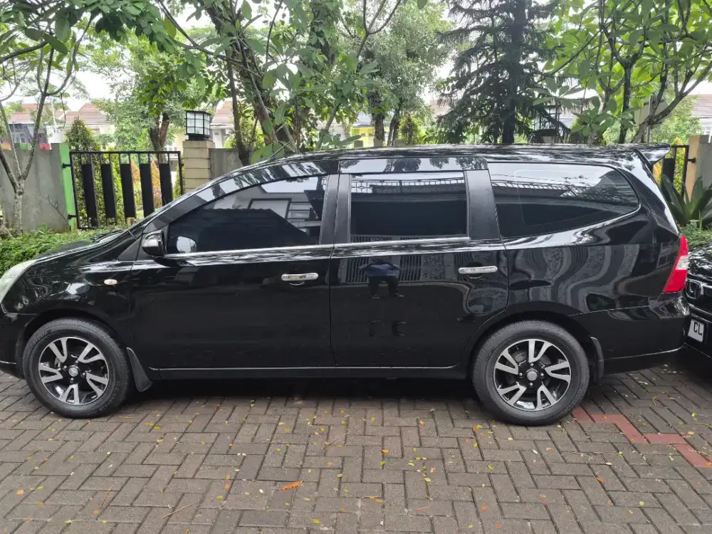 Nissan Grand livina 2012 AT