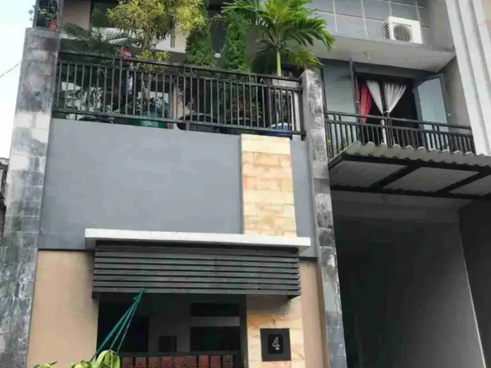 RUMAH DIJUAL. 2 LANTAI. 
Lokasi Ngringo. Dekat palur plaza, Pasar & stasiun Kereta Api :