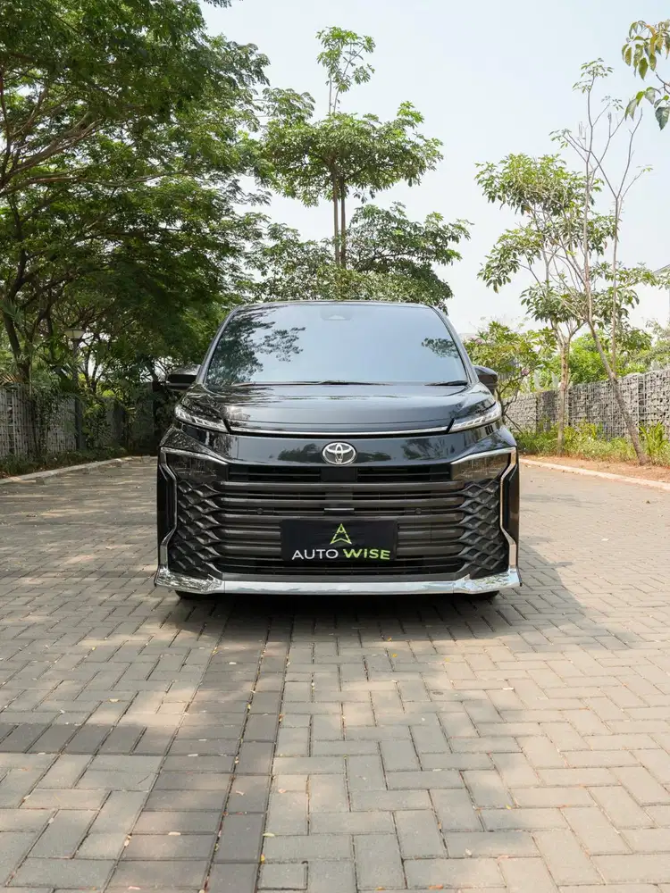TOYOTA VOXY 2.0 2023  BLACK ON BLACK