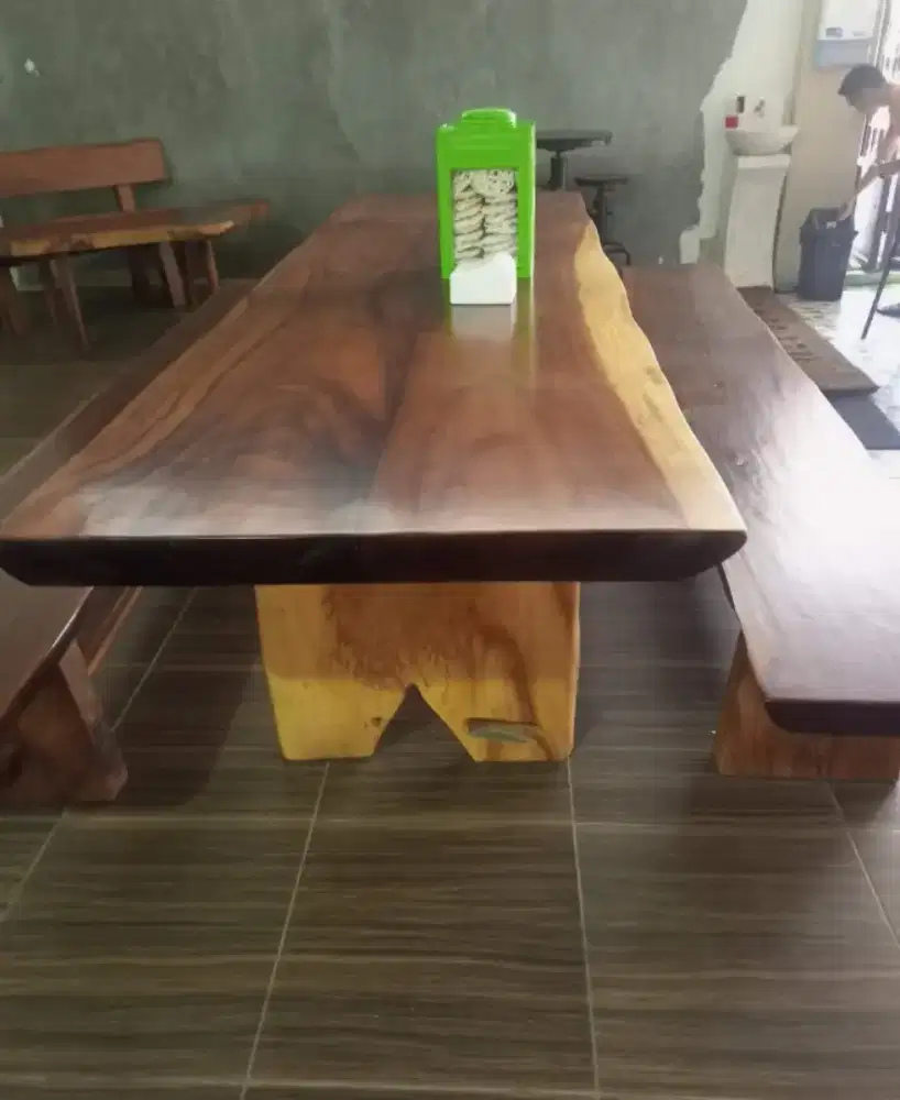 Meja makan kayu trembesi alami