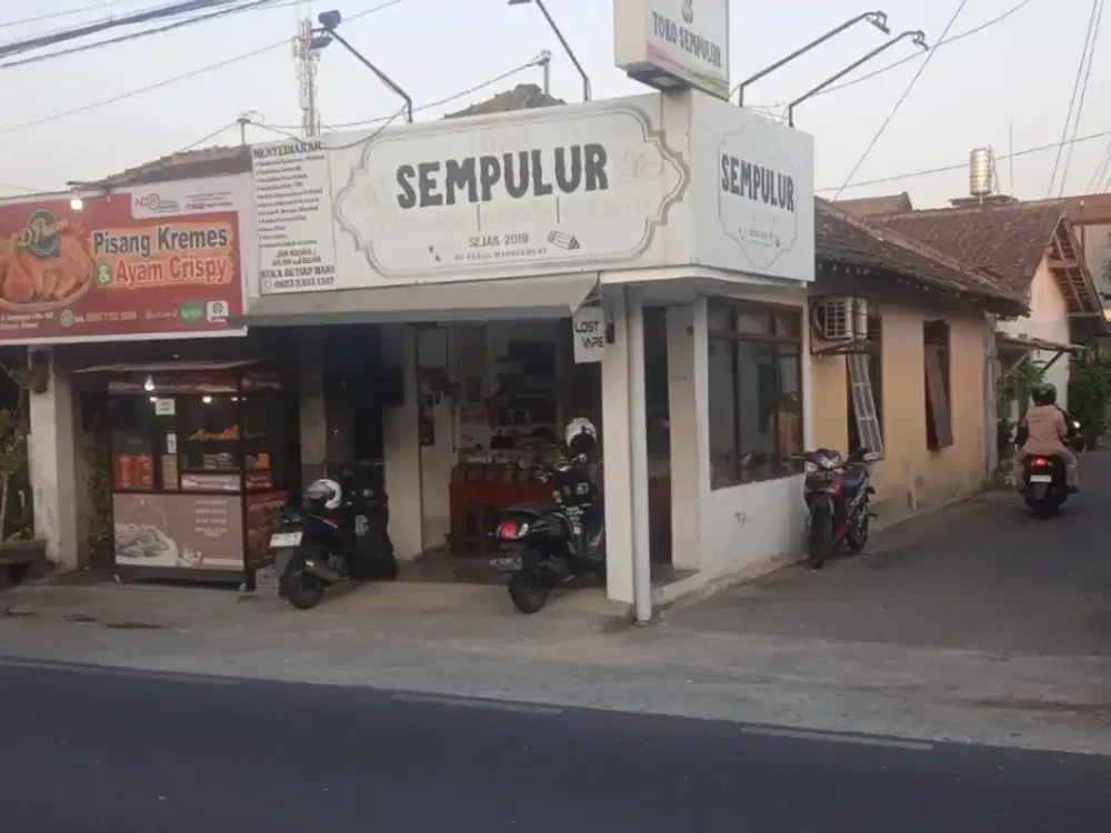 Tanah bonus  rumah layak huni 200 meter dari perrmpatan gejayan cocok untuk segala usaha.