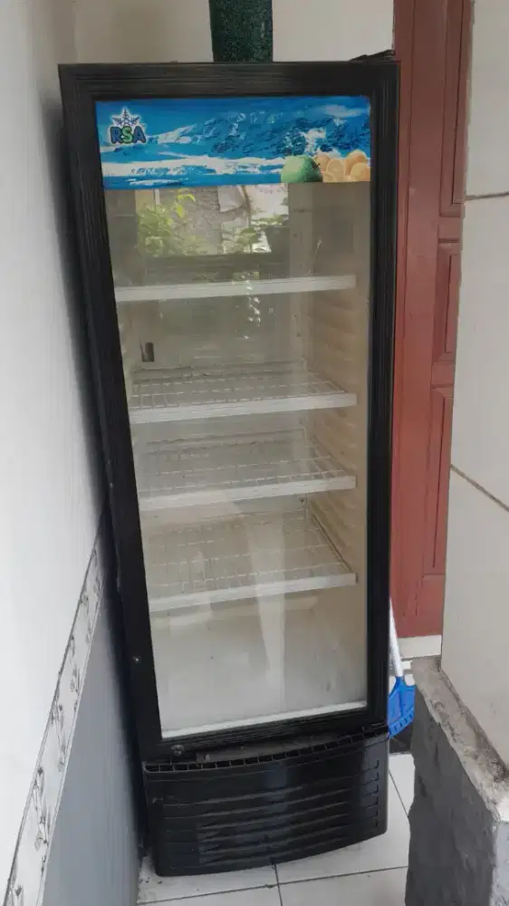 Showcase merek RSA 4rak