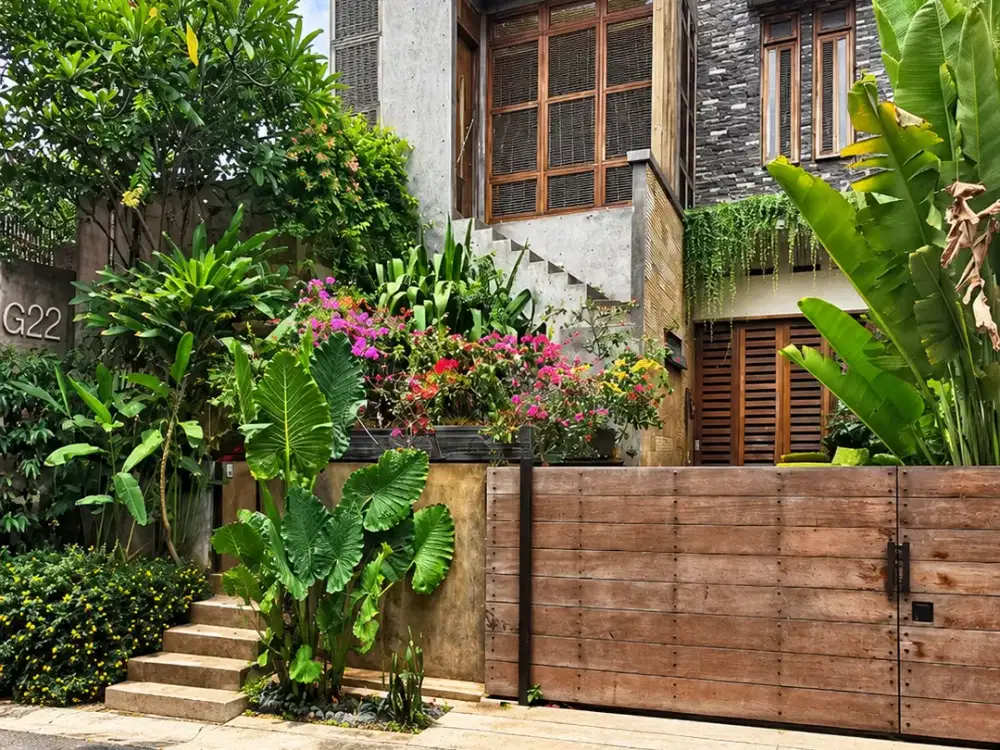 RUMAH MEWAH MODEL TROPICAL VILLA MODERN DALAM KOMPLEK PEJATEN BARAT