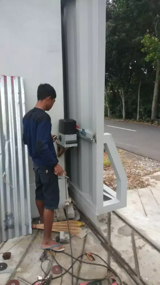 Pintu otomatis pagar rumah