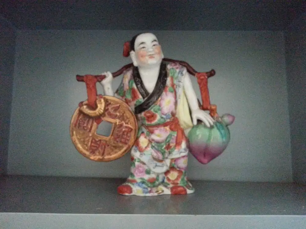 pemuda manggul buah sien thao dan koin uang.MURAH