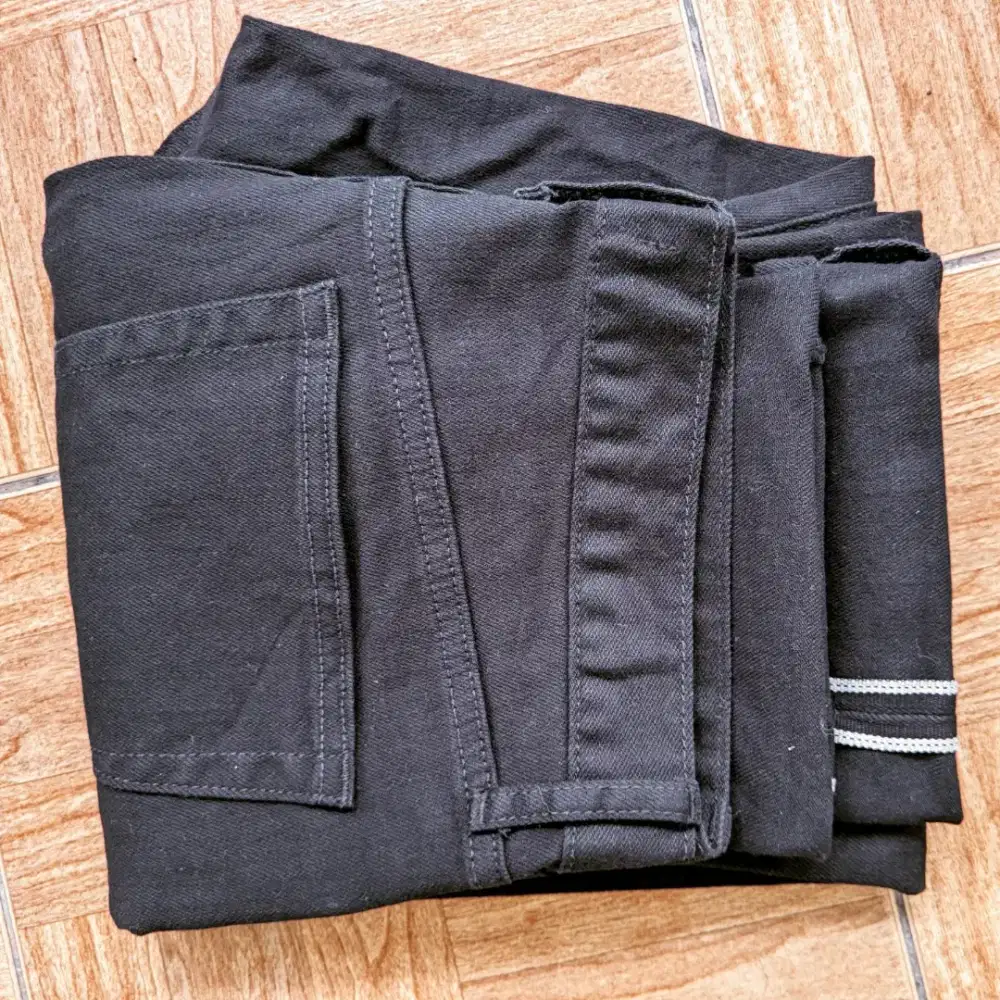 Uniqlo Full Black Selvedge Size 31
