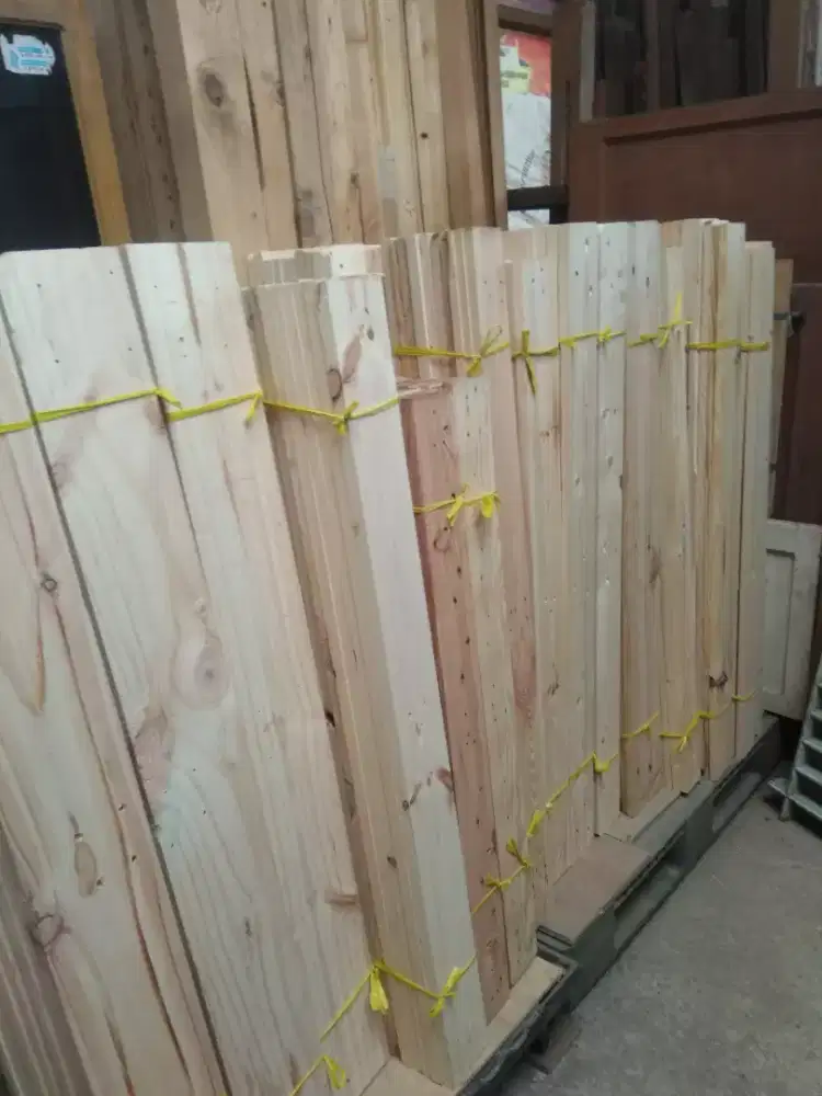 Kayu papan Pinus ,eks palet.serat kayu jerman