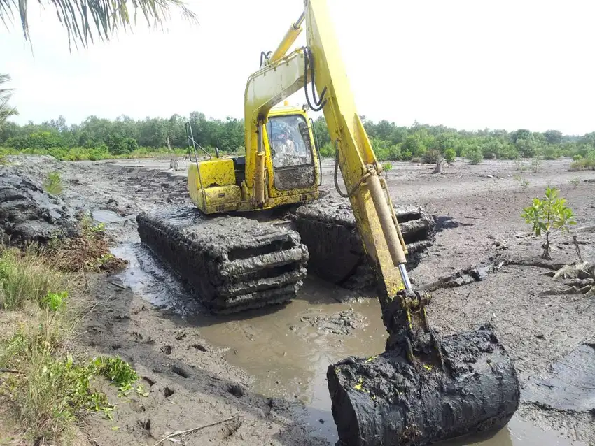 Amphibi excavator swamp Beko lumpur