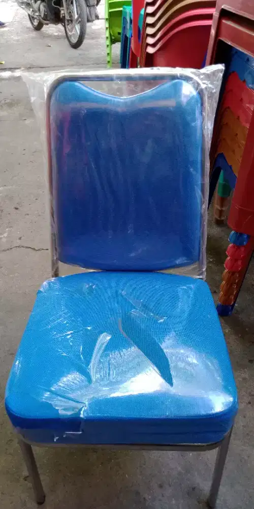 KURSI BESI ALVIRA  DUDUKAN EMPUK DAN KUAT