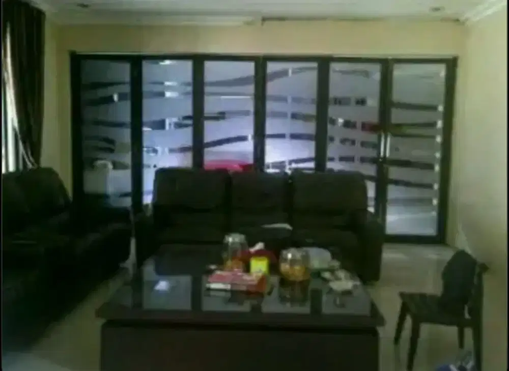 Pasang stiker sanblas kaca film agar warnakonstruksi dlmrumah tdkpudar