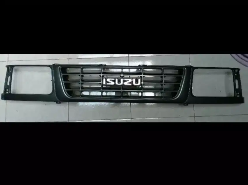 Grill ori Isuzu Panther 1997 mulus utuh, Godean