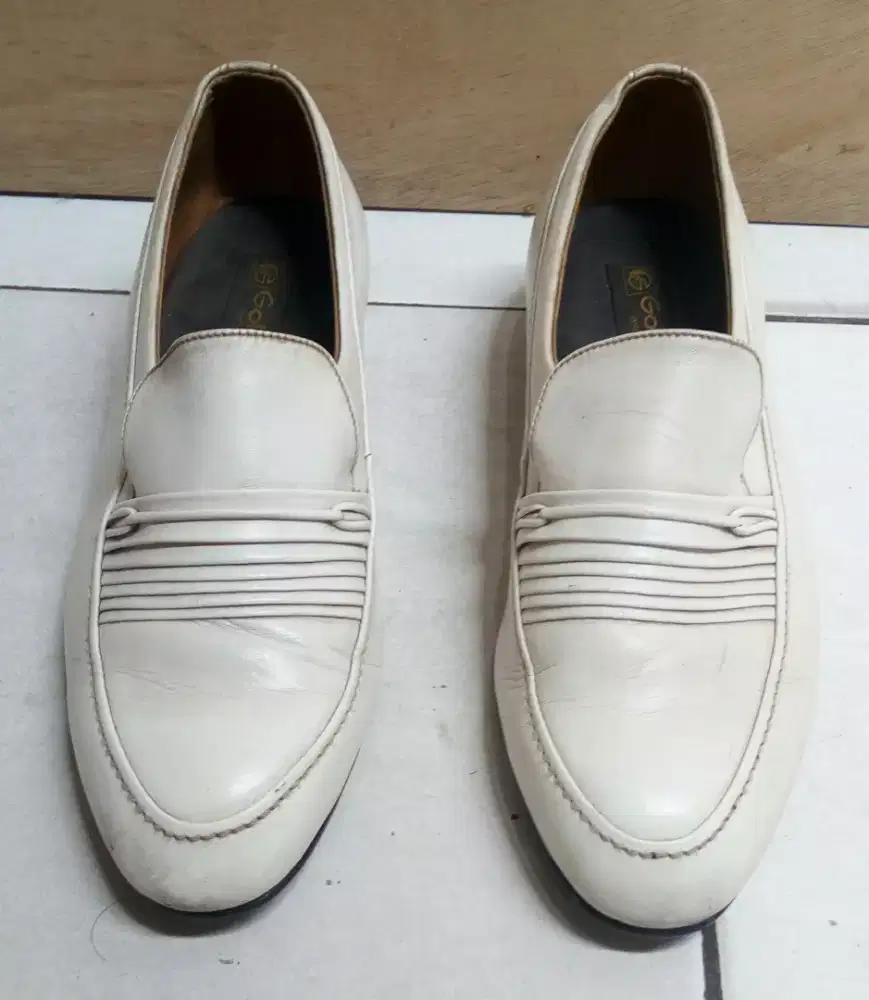 Sepatu kulit pantopel Golden Feet no 38 , warna putih .