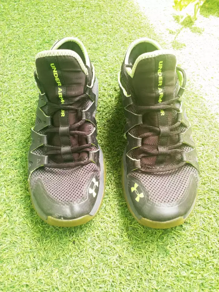 Sepatu Under Armour