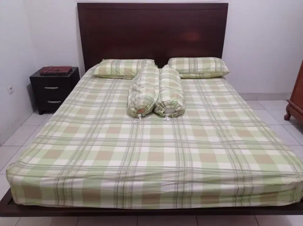 Ranjang/Tempat Tidur Meja Rias dan Nakas Satu Set