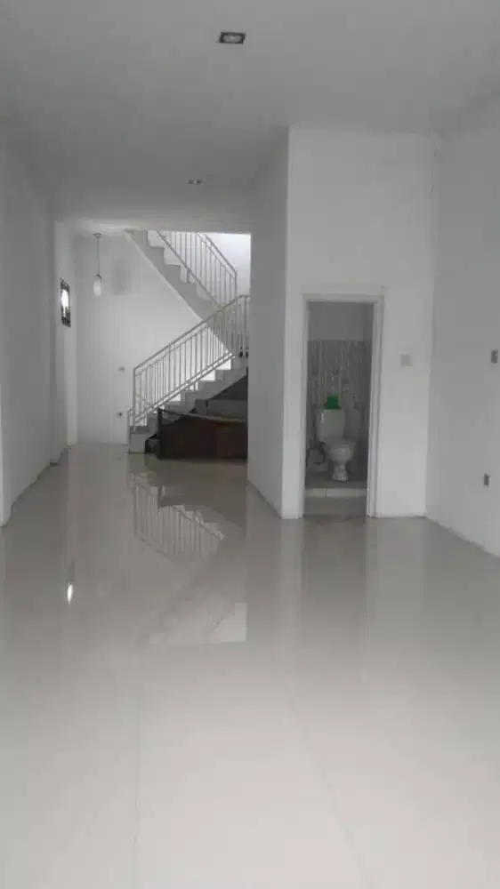 Disewakan Jl Iwa Kusumasomantri, Rumah Kantor (Rukan)