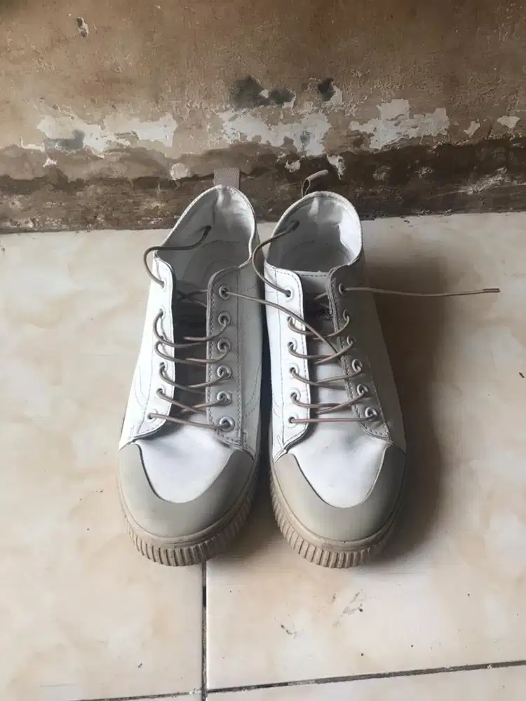 sepatu sneaker pria size42