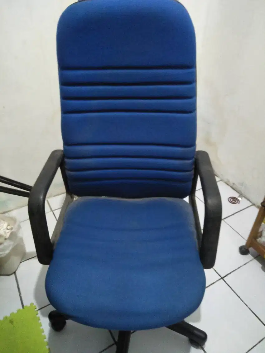 Kursi kantor besar warna biru murah.
