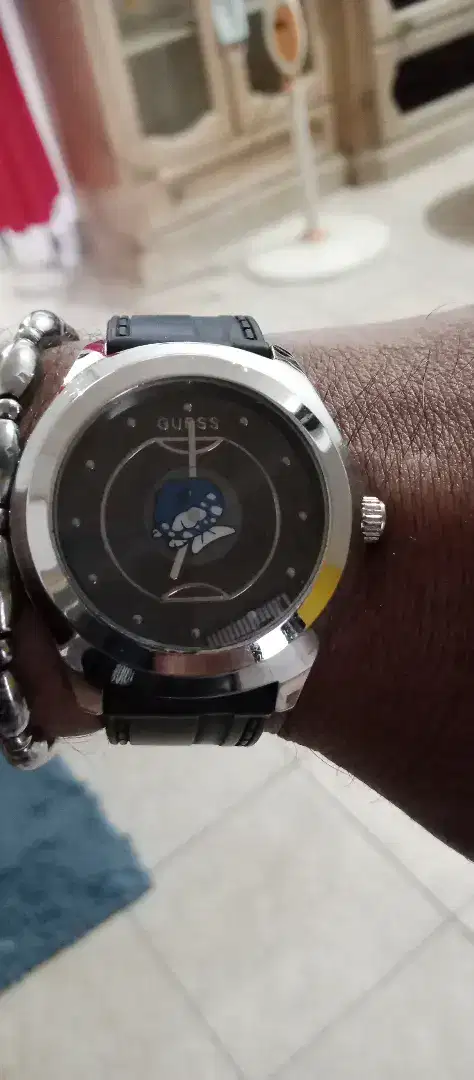 Jam tangan merk Guess