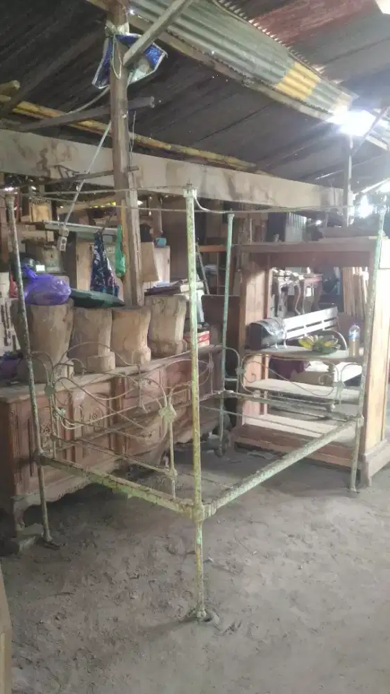 Tempat tidur / dipan besi kolonial