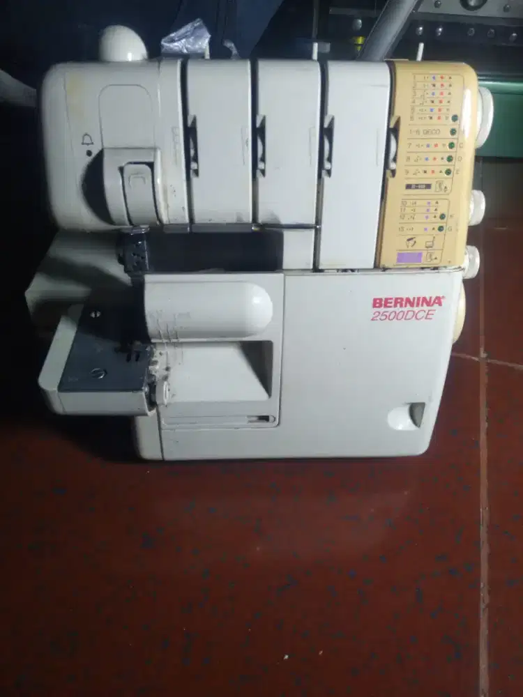 BERNINA 2500DCE mesin neci / obras