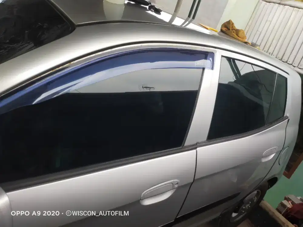 kaca film mobil hitam dan silver