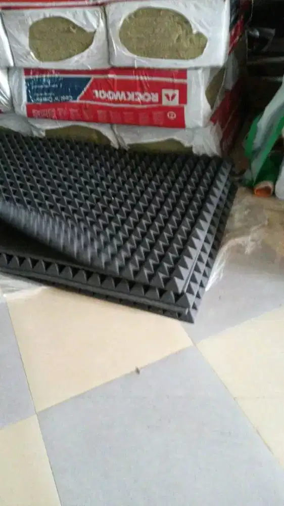 Peredam suara ruangan bergema busa piramid