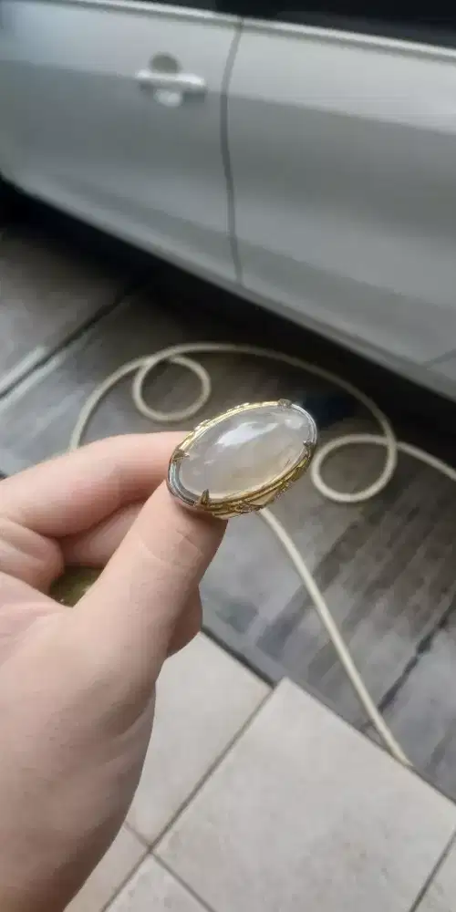 Cincin batu nanasputih