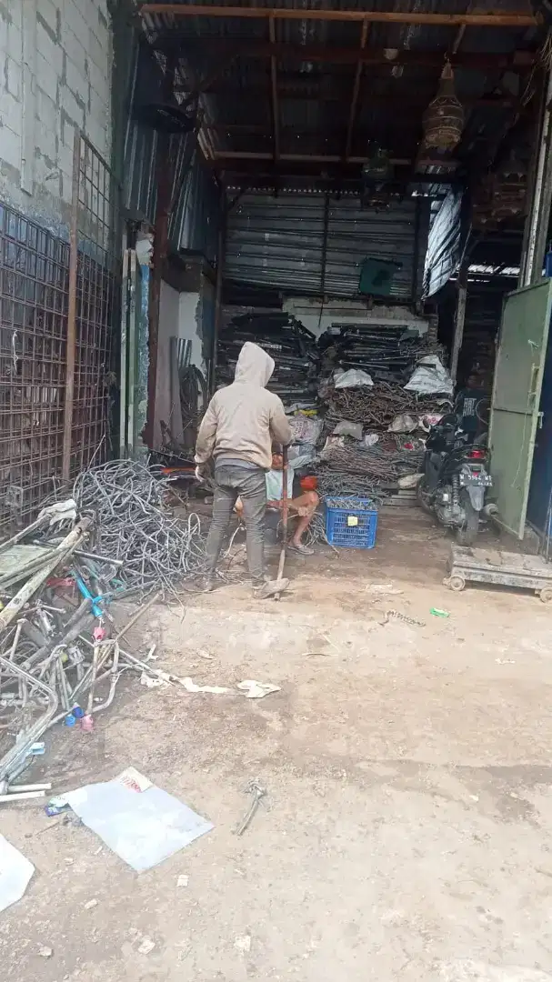 Rombeng jual beli segala macam barang bekas rongsok