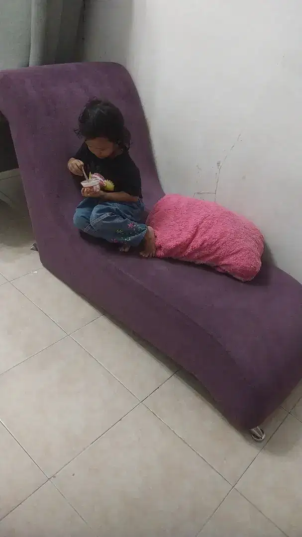 Sofa ungu santai bekas