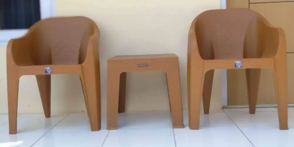 Kursi dan meja Napolly