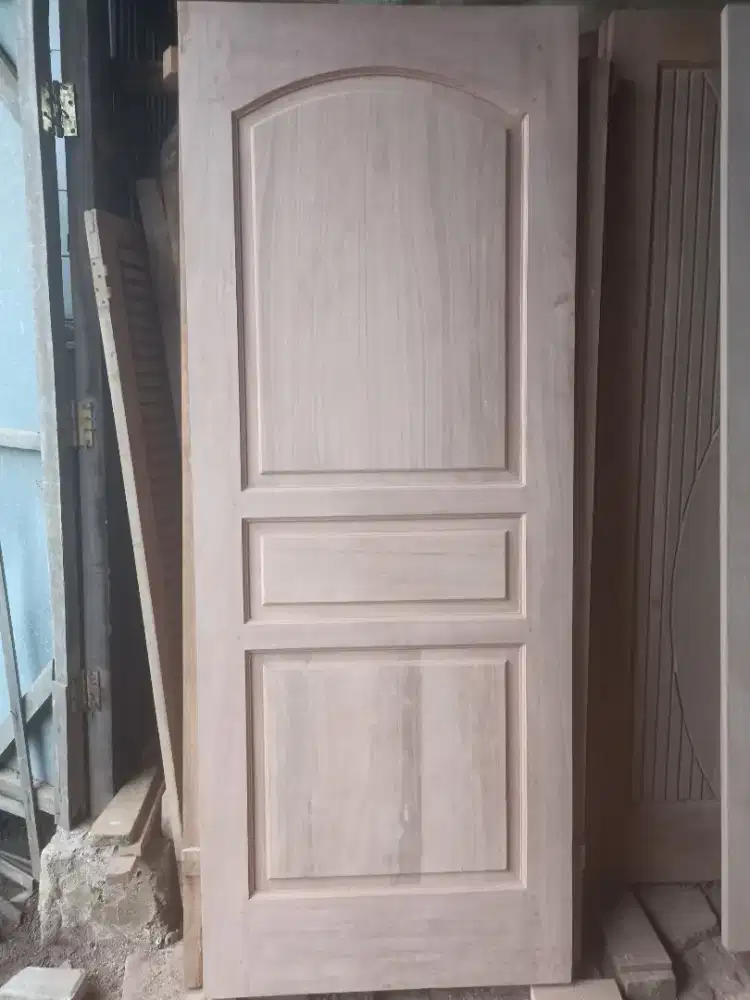 Daun pintu meranti batu