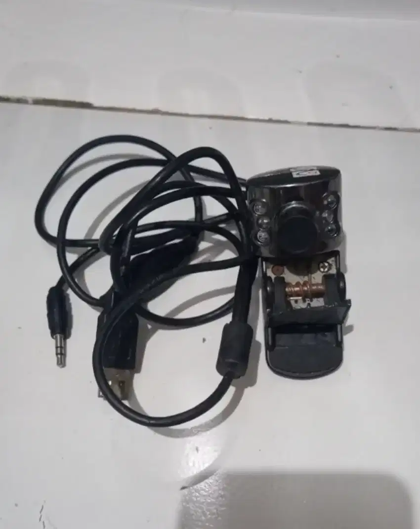 Kamera komputer jepit merk leatec.