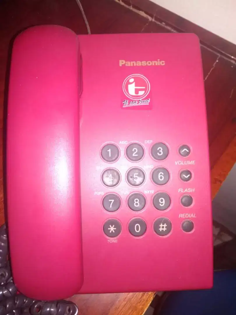 Pesawat telepon merek panasonic warna merah