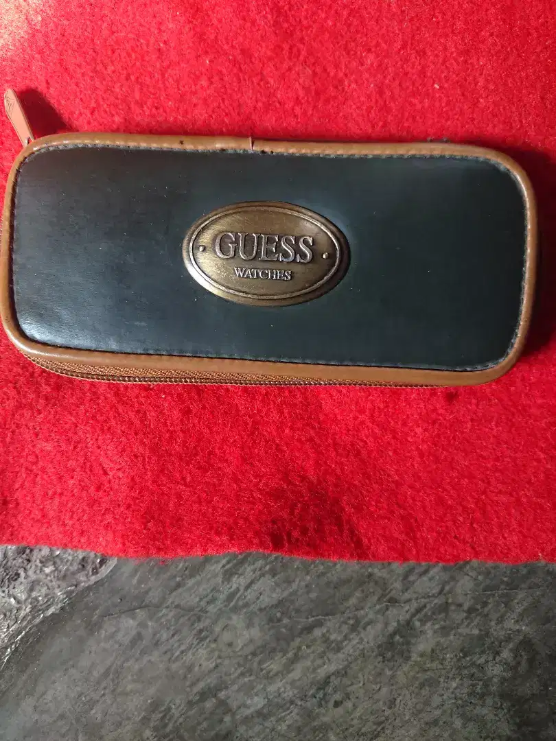Tempat jam tangan merk Guess