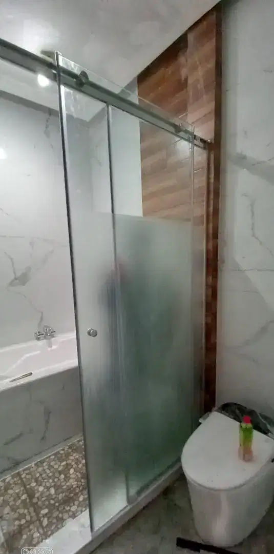 Pintu dan kaca sekat shower model sliding