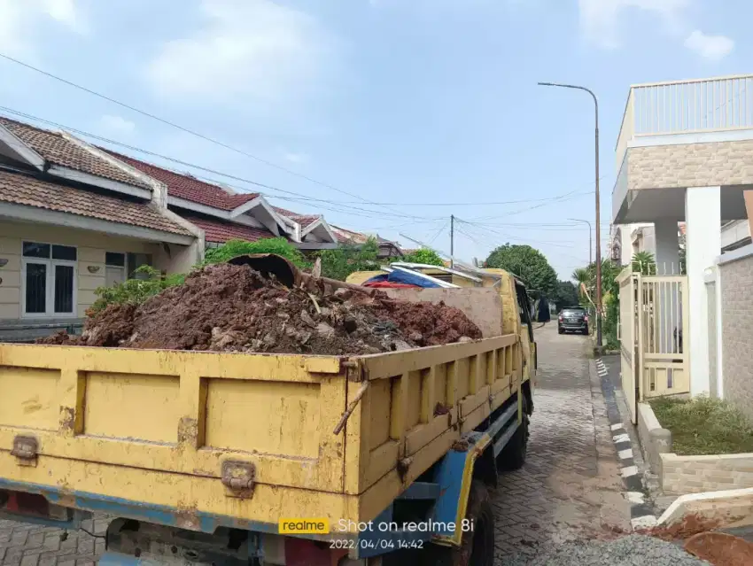 Urug buang puing sampah gali kolam taman puing tanah merah pengurugan