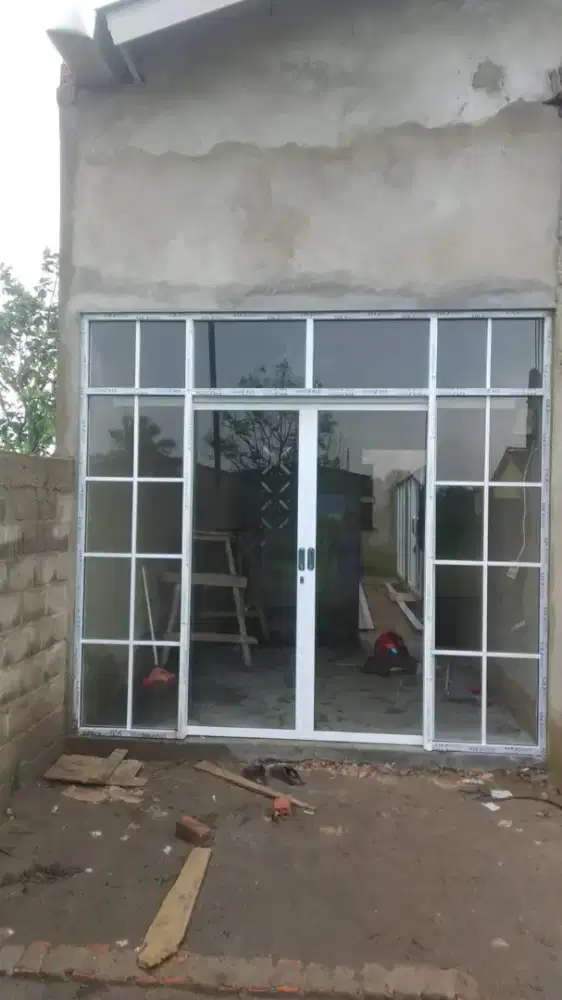 Partisi Kaca dengan sepasang Pintu Geser