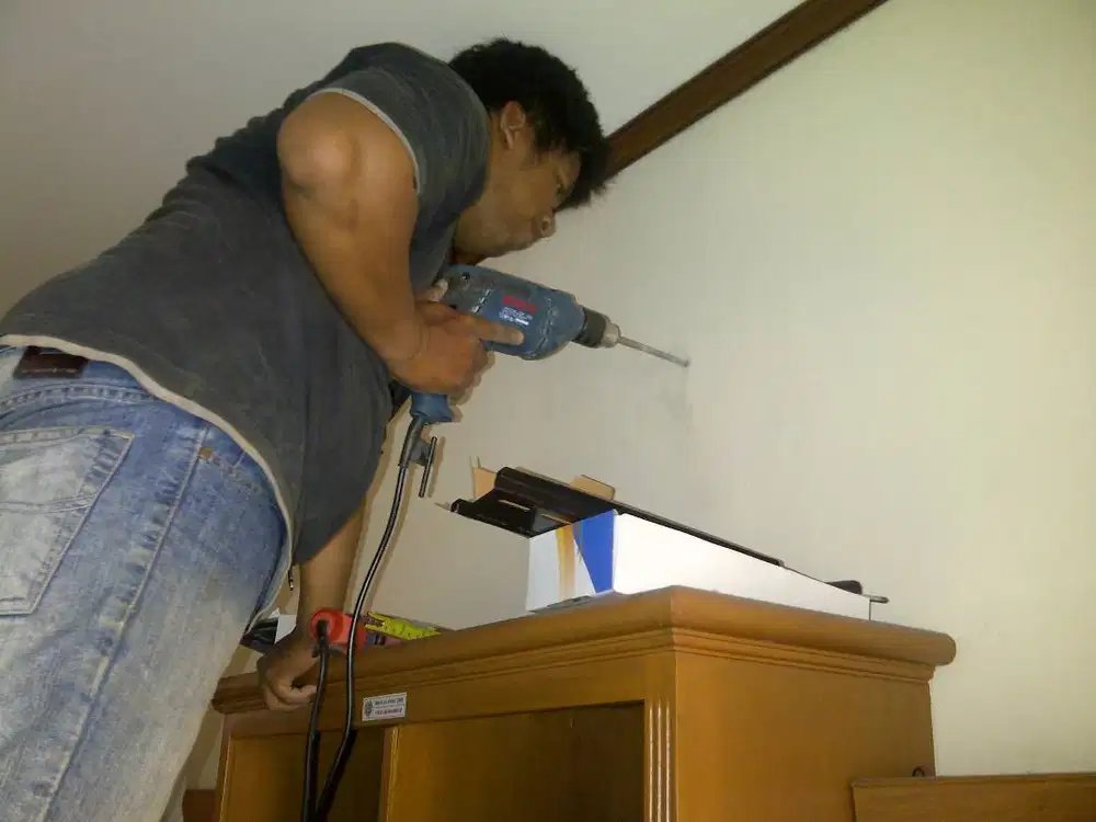 bracket tv jasa pasang bracket  murah tanpa embel embel Lokasi semanan