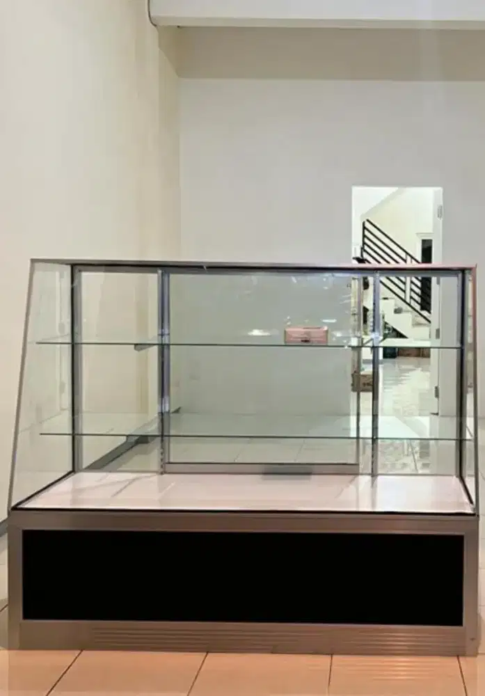 Etalase kaca aluminium