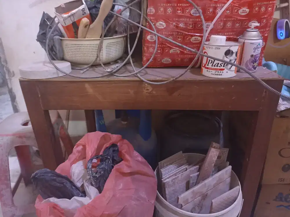 Meja Kerja Persegi Kokoh, Bisa Nampung Beban Berat