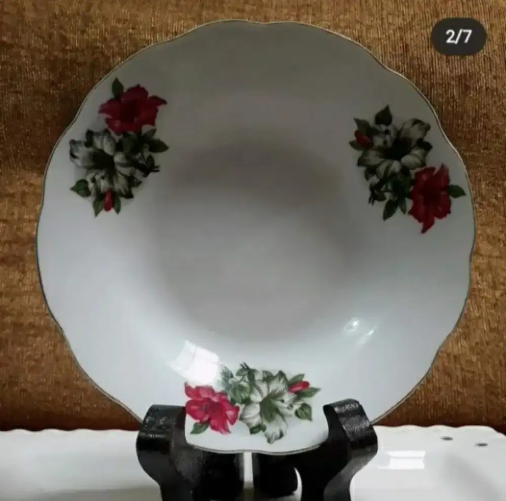 Piring antik motif bunga kangkung