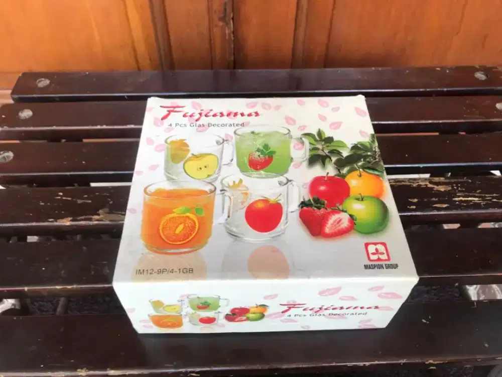 Gelas kaca satu set