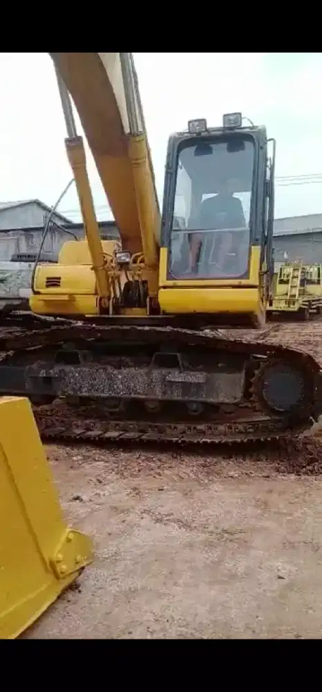 Excavator Komatsu PC 200-8 tahun 2011 baru recond full