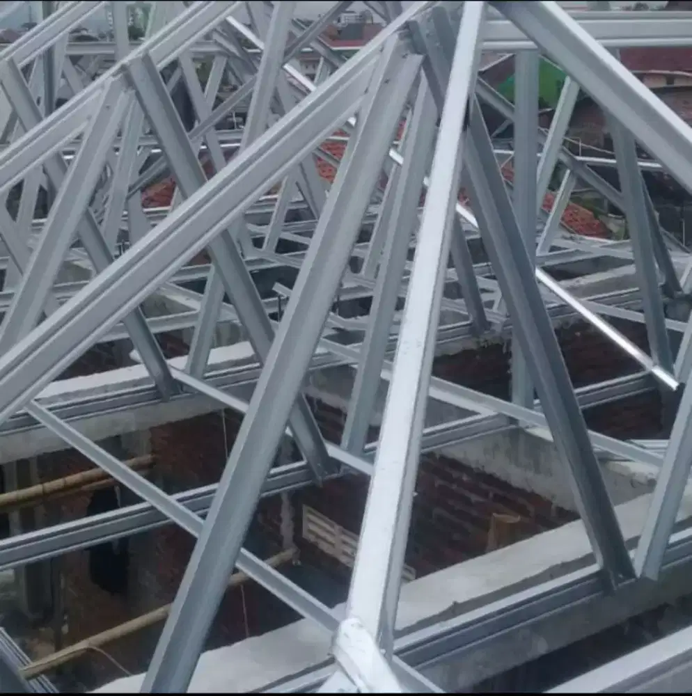 Pasang rangka atap baja ringan