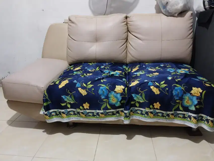 Sofa bermerk busa tebal