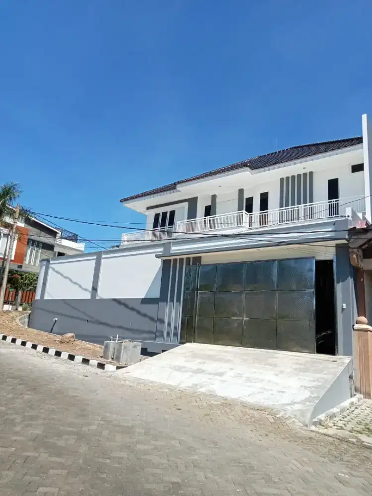 Dijual rumah baru 2 lantai posisi hook di Dieng malang