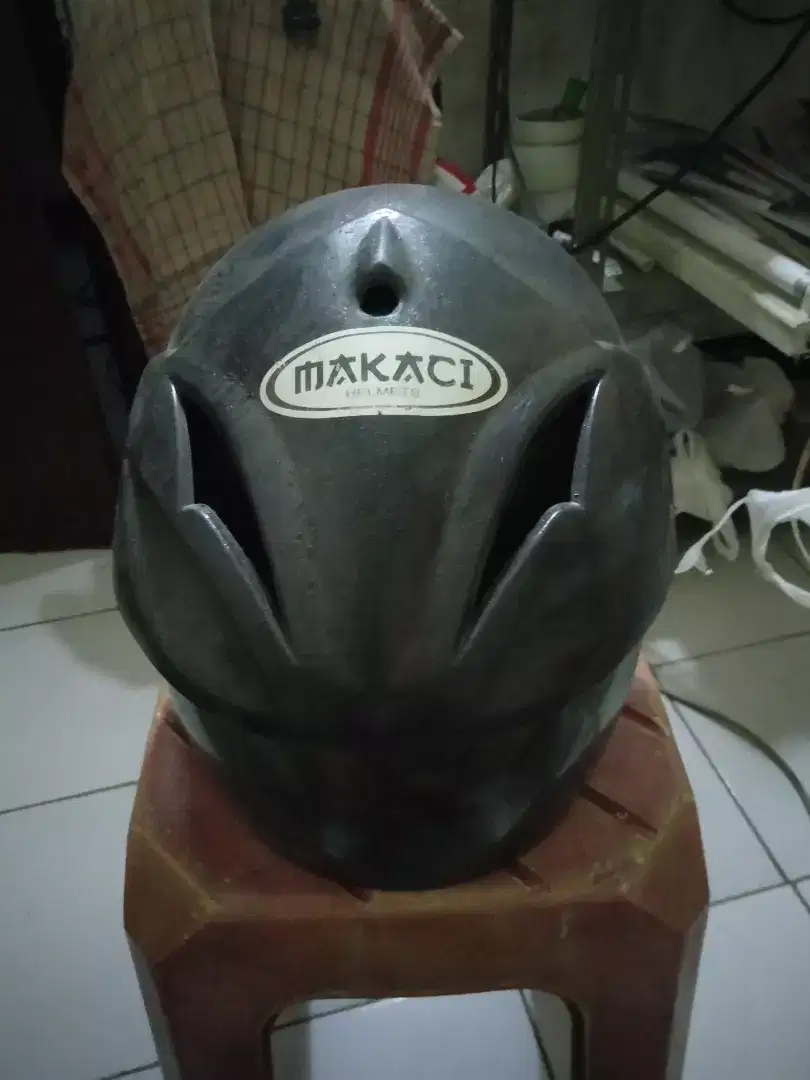 Makaci helm warna ungu