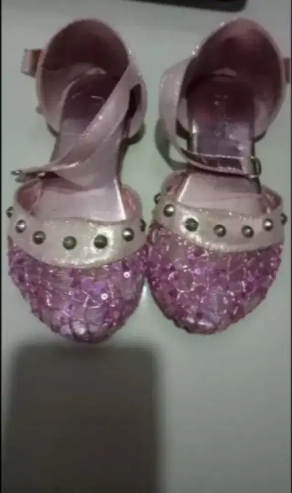 Sepatu anak perempuan