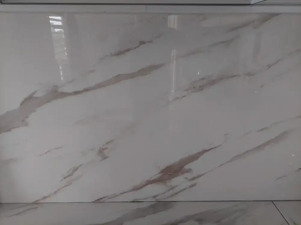 Keramik QUADRA 12 mm tebal nya . warna coklat muda dan warna abu tua